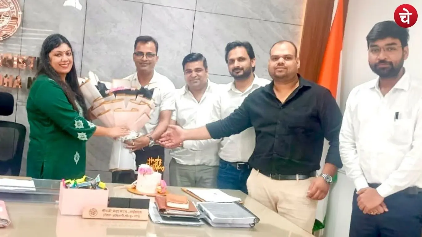 Office-bearers of the Uttar Pradesh Yuva Vyapar Mandal extending birthday wishes to Noida District Magistrate Medha Rupam